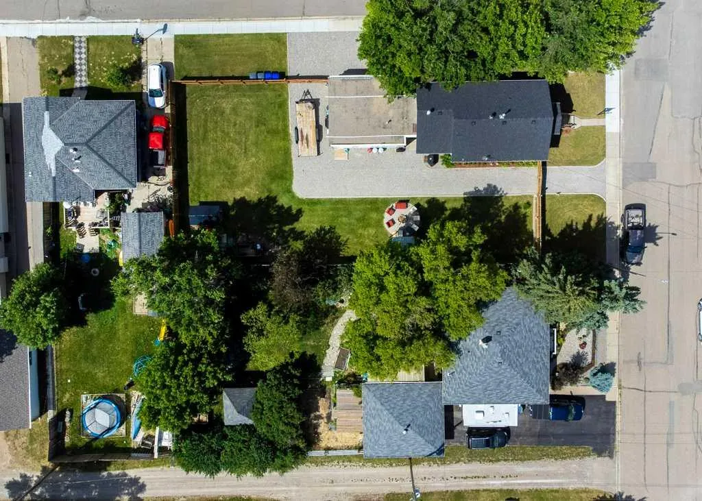 5223 3 Street W