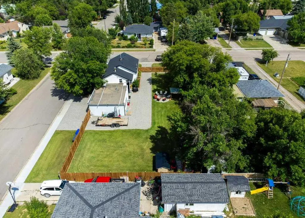 5223 3 Street W