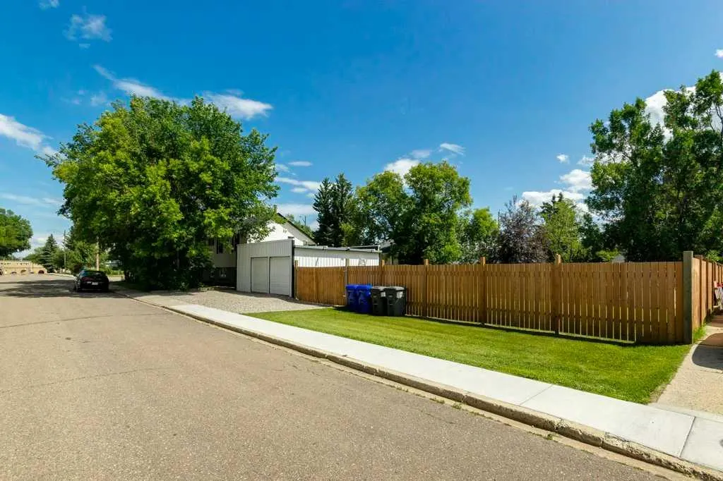 5223 3 Street W