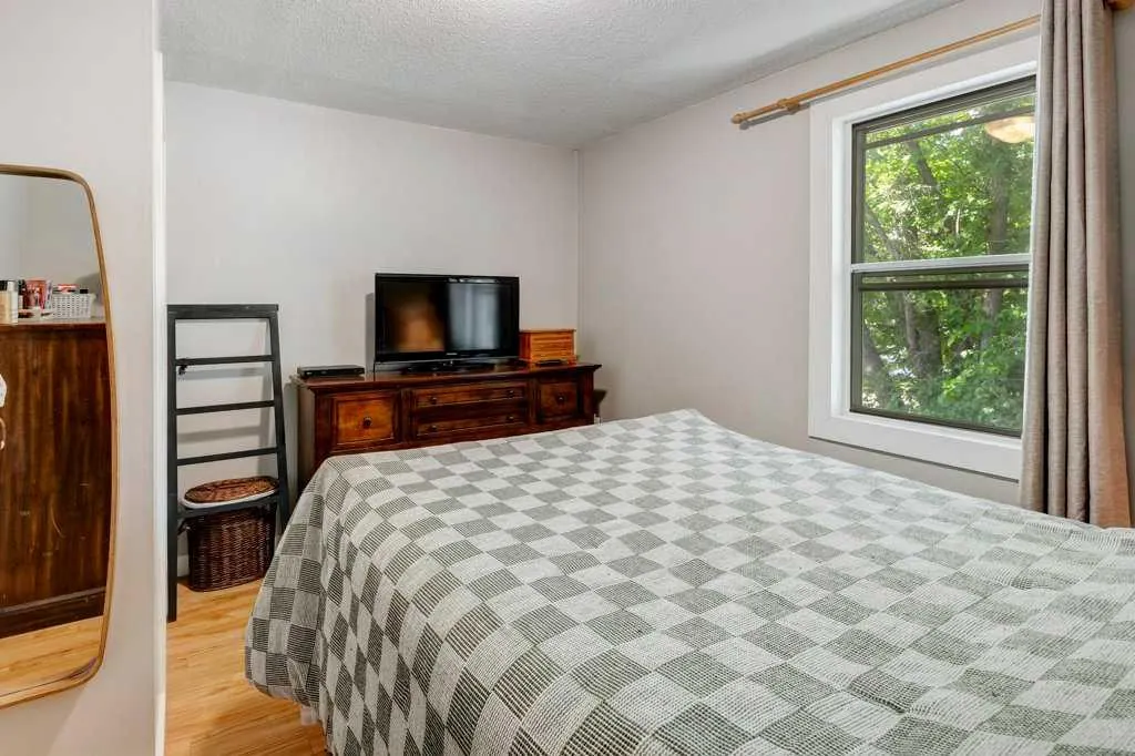 5223 3 Street W