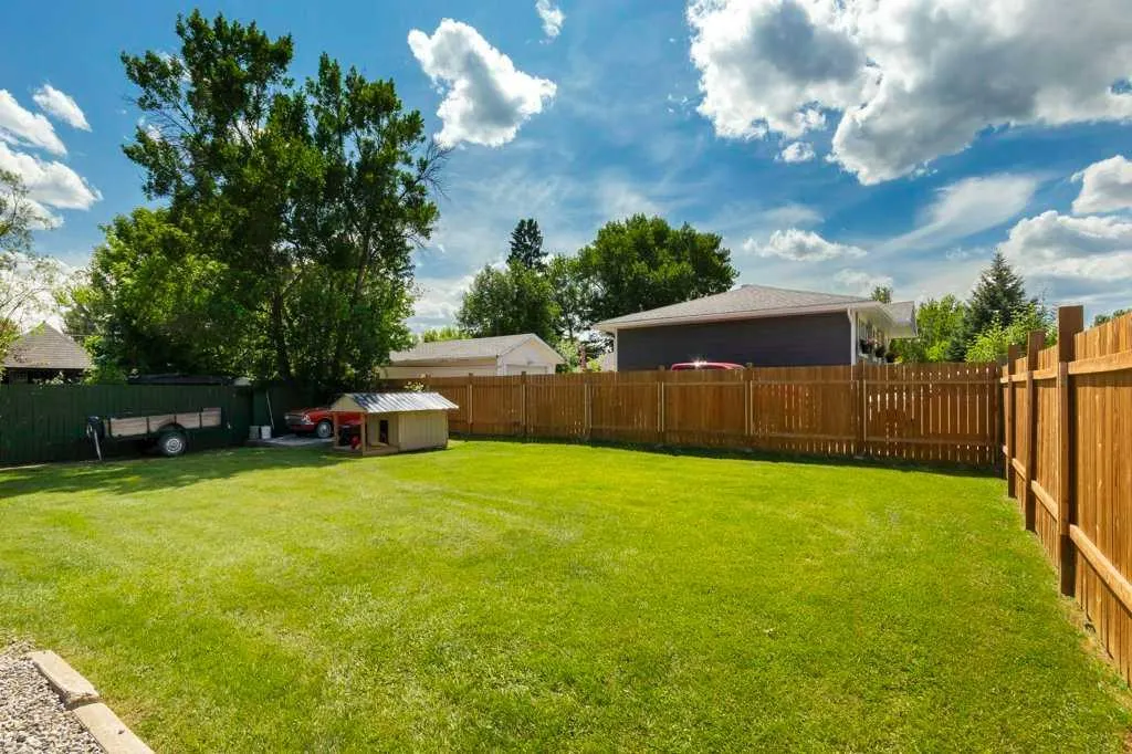 5223 3 Street W