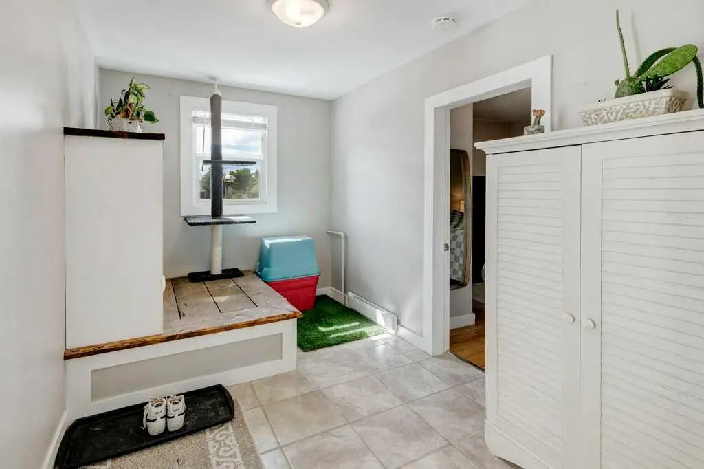 5223 3 Street W