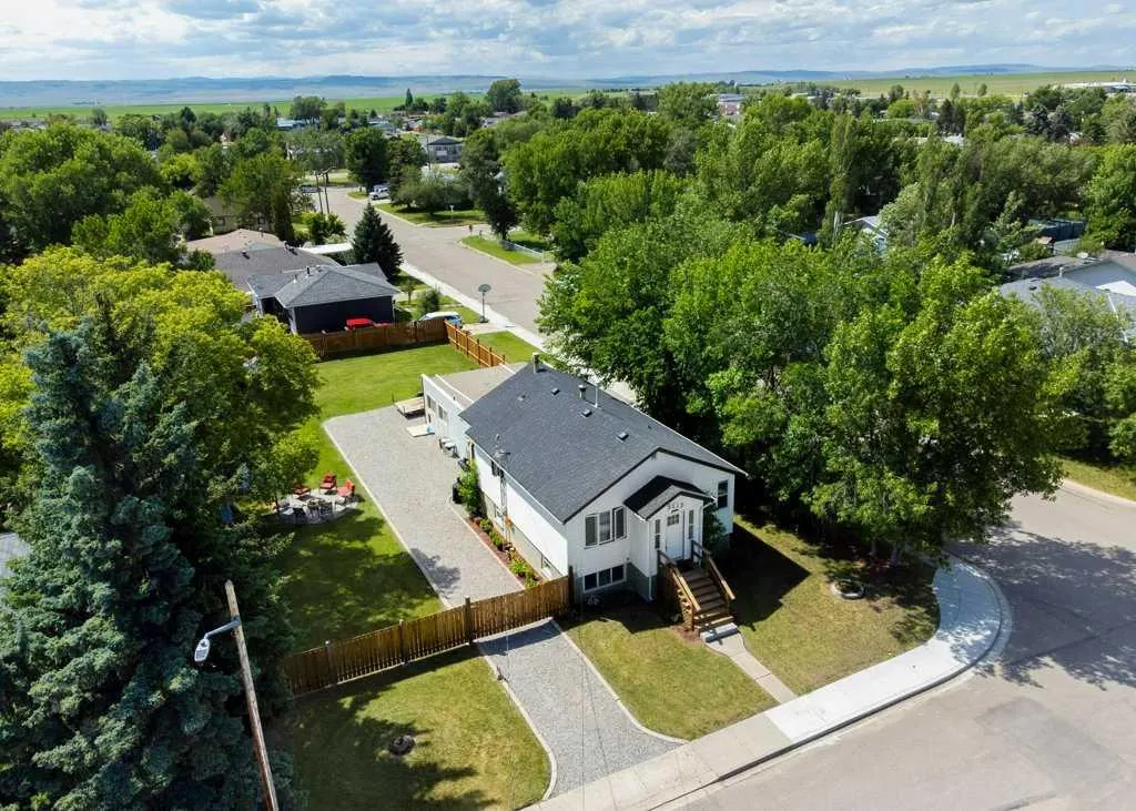 5223 3 Street W