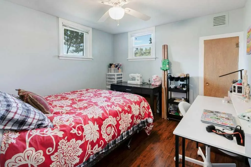 5223 3 Street W
