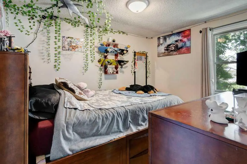 5223 3 Street W