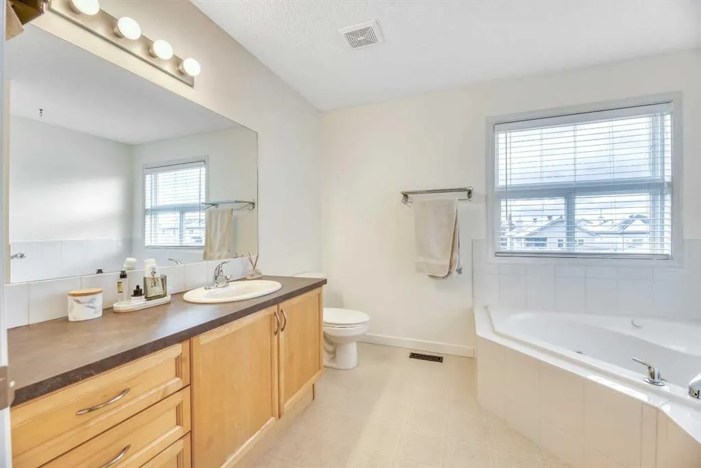 84 Evermeadow Manor SW