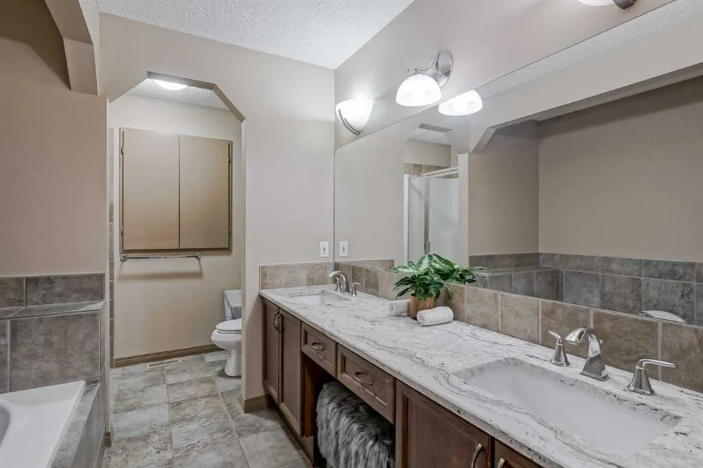 126 Kincora Park NW