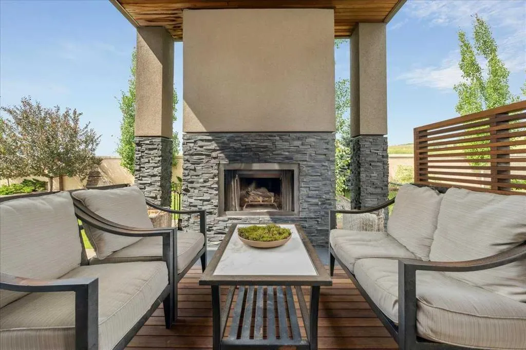 374 Discovery Ridge Way SW