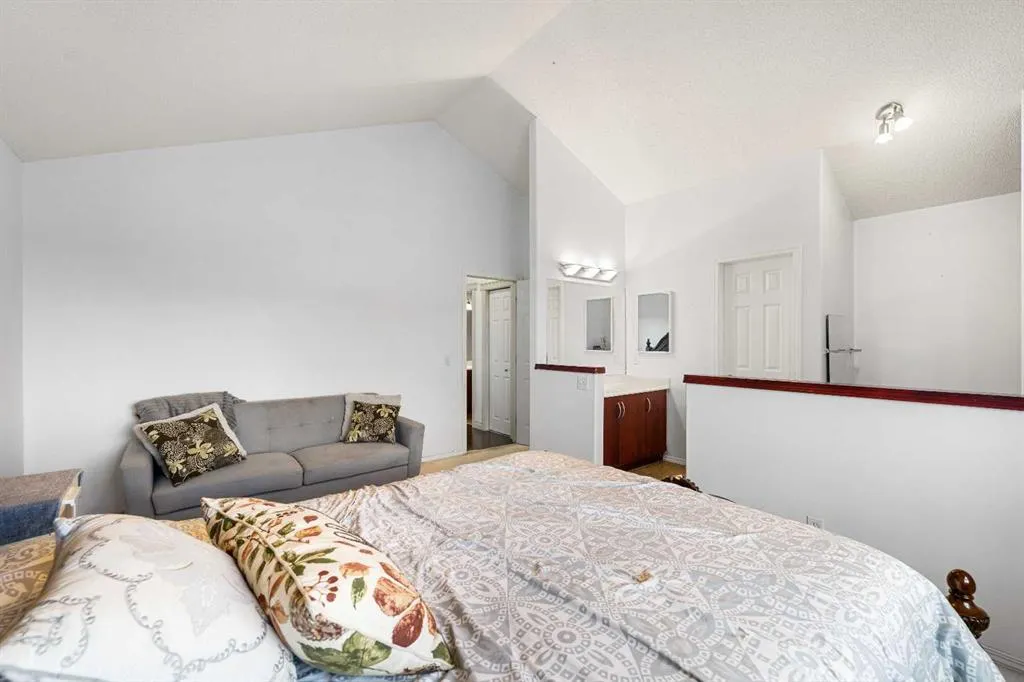 8 Tarawood Grove NE