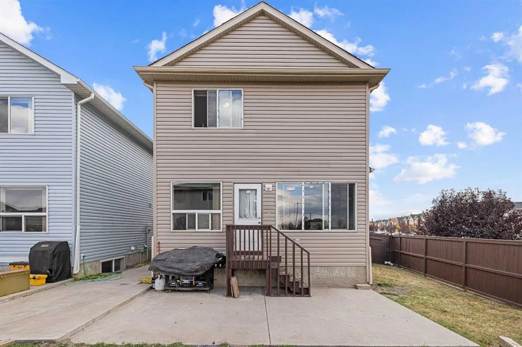 8 Tarawood Grove NE