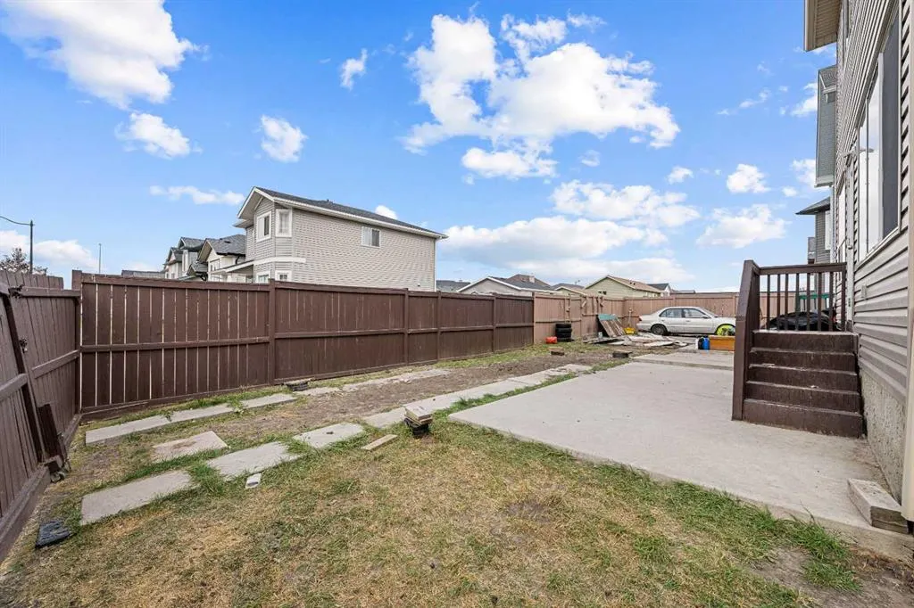 8 Tarawood Grove NE