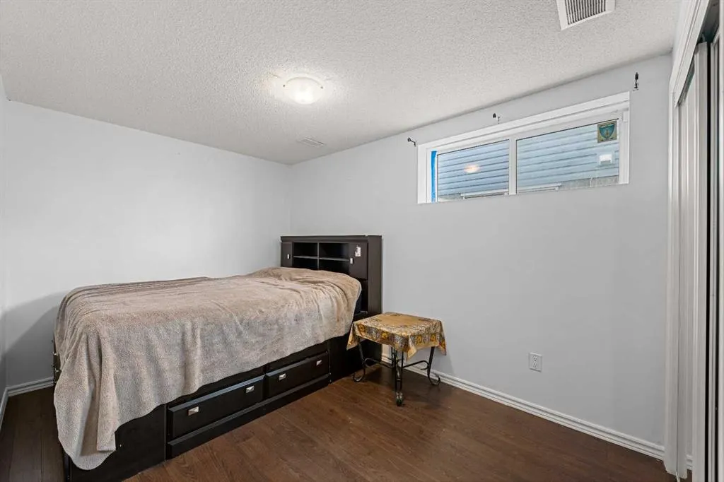 8 Tarawood Grove NE