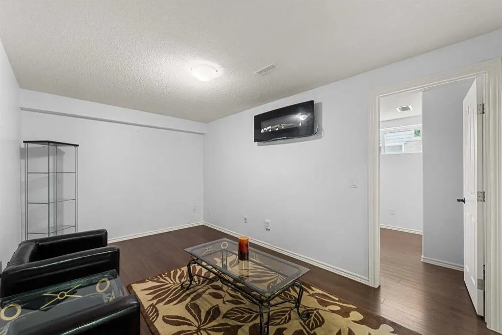 8 Tarawood Grove NE