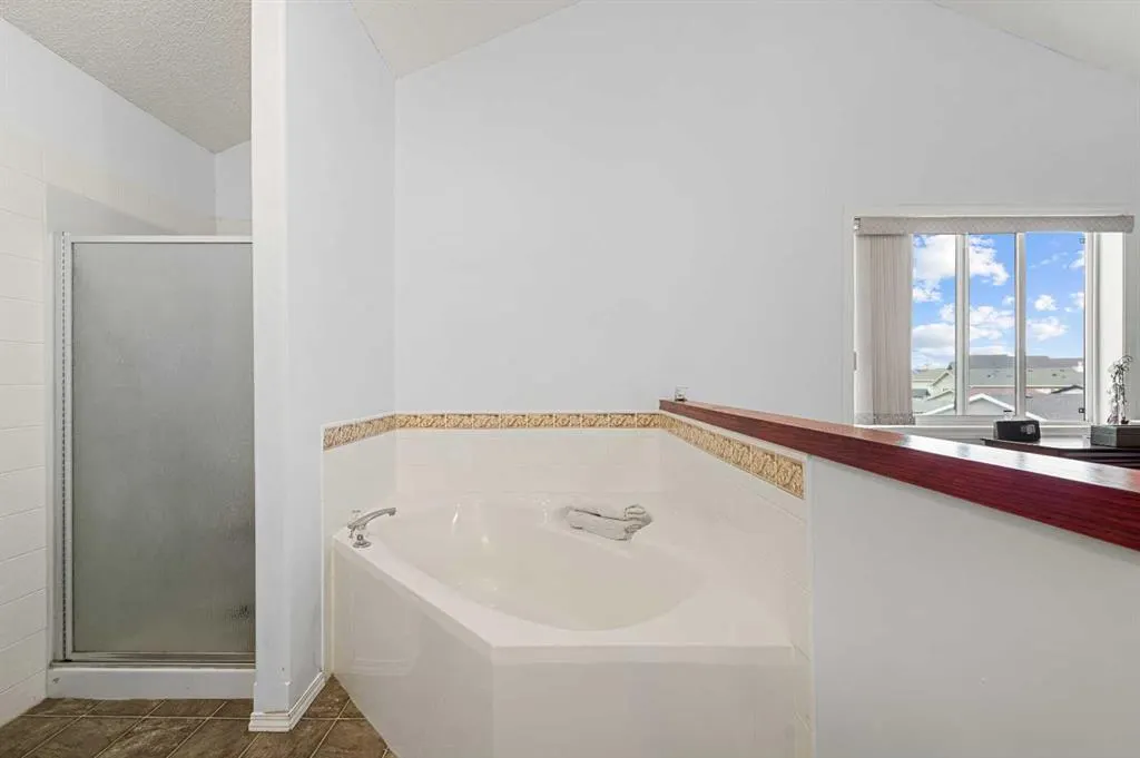 8 Tarawood Grove NE