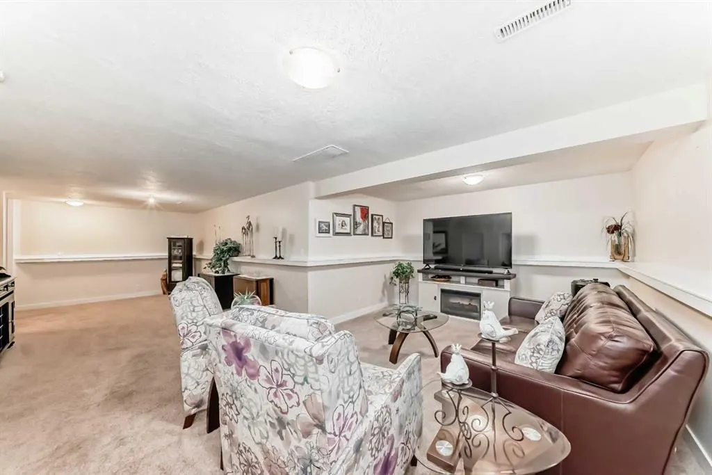 67 Sandstone Crescent SE