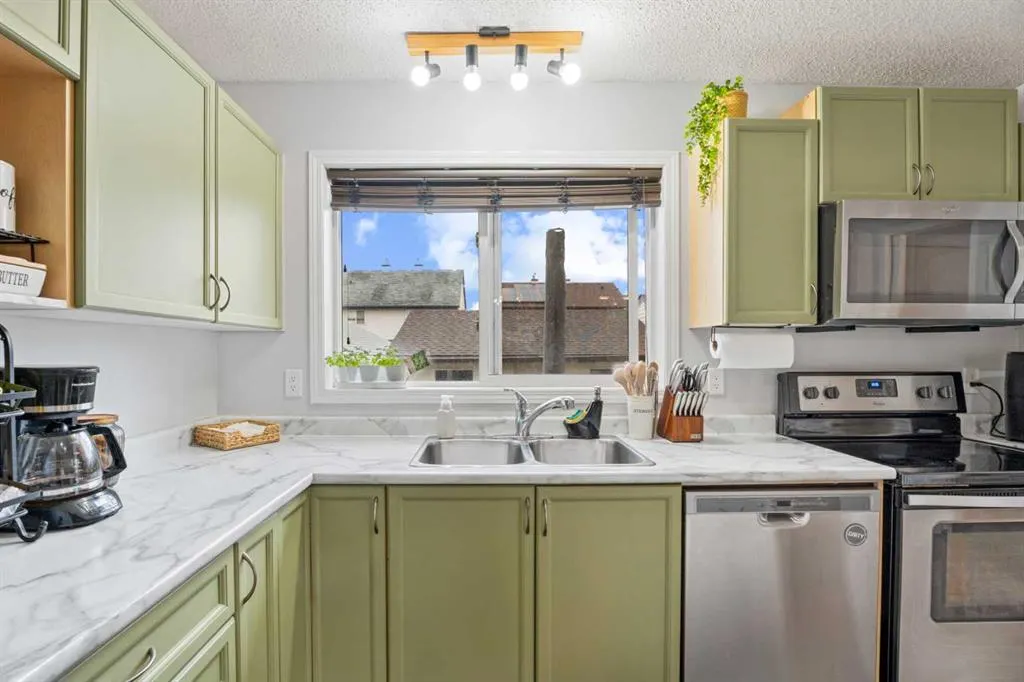 242 Elgin Place SE