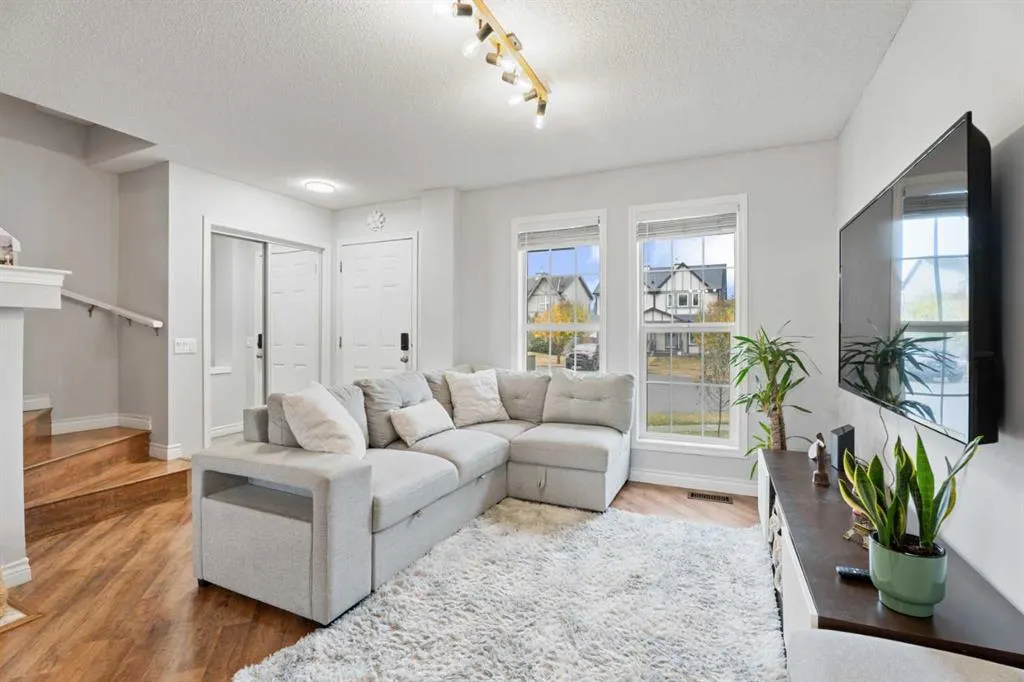 242 Elgin Place SE