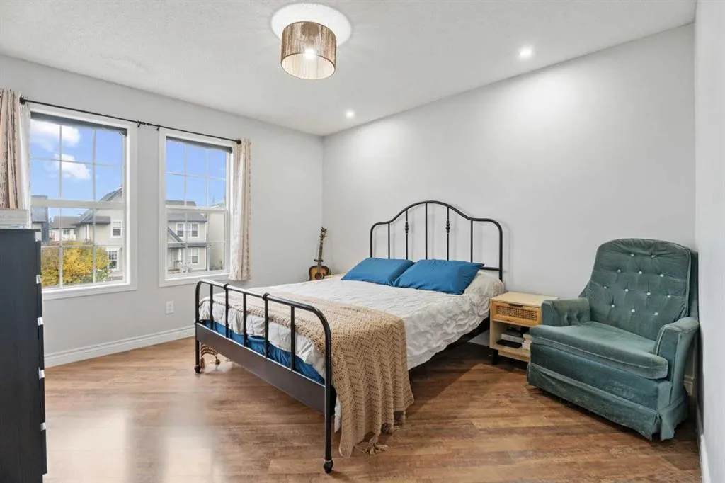 242 Elgin Place SE