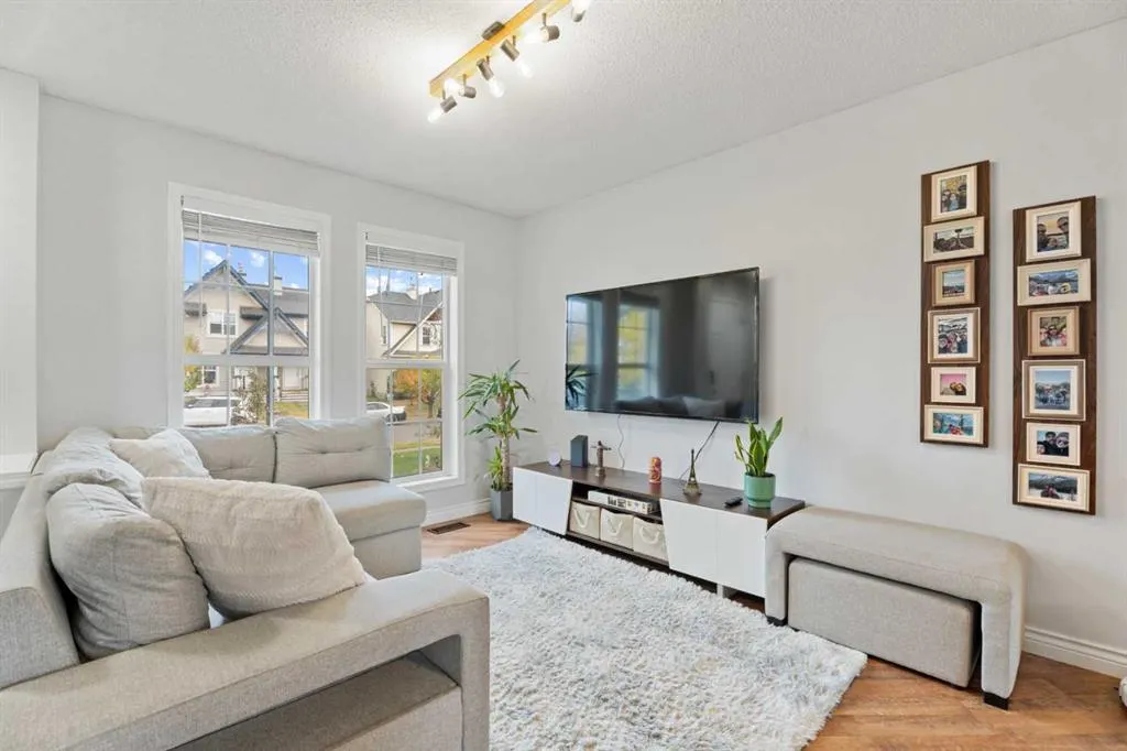 242 Elgin Place SE