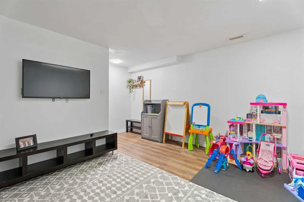 242 Elgin Place SE