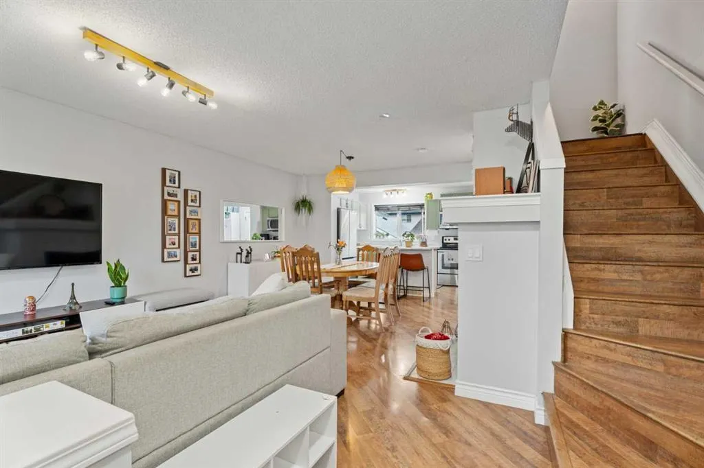 242 Elgin Place SE