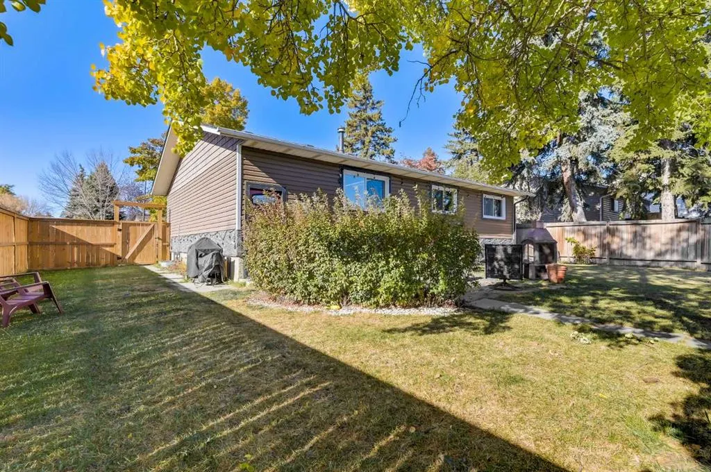 828 Queensland Drive SE