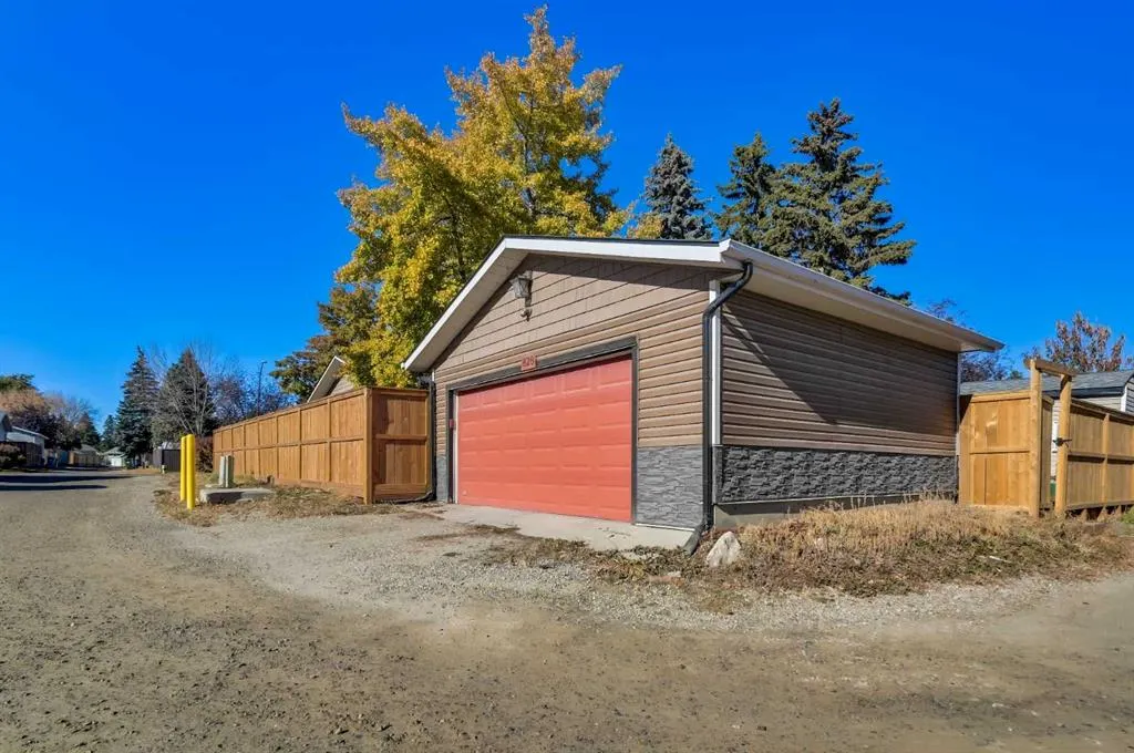 828 Queensland Drive SE