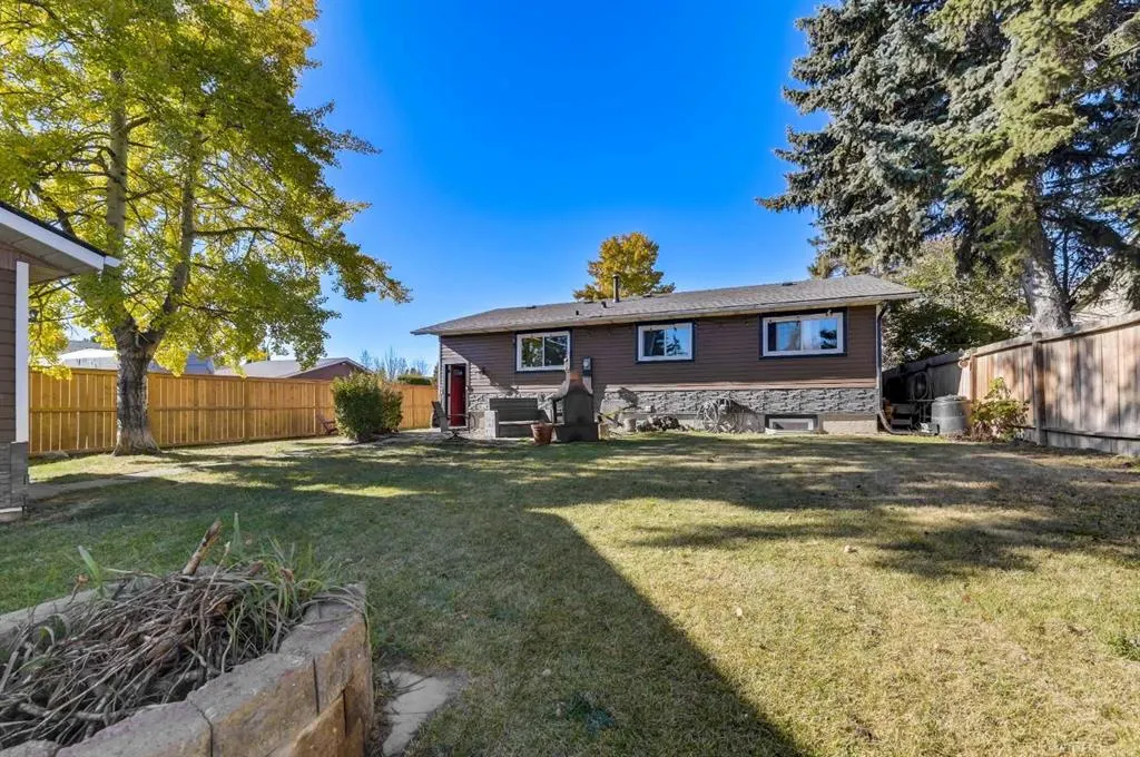 828 Queensland Drive SE