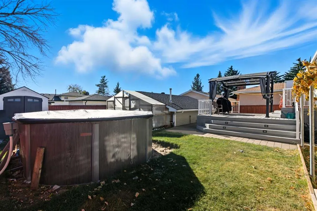 211 Pinetree Place NE