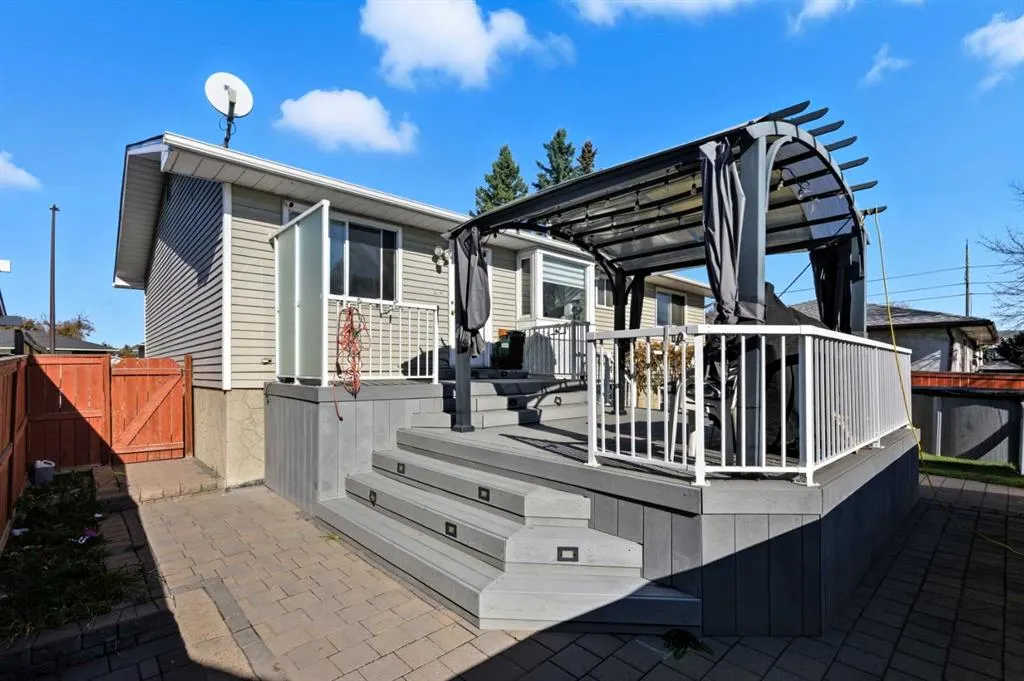 211 Pinetree Place NE