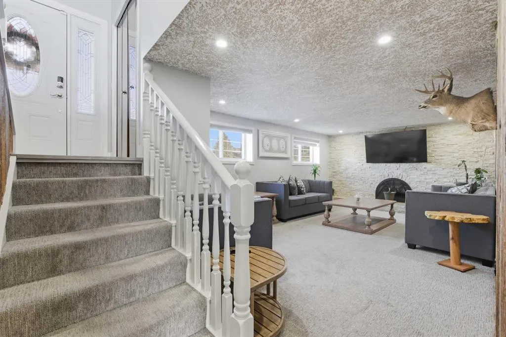 211 Pinetree Place NE