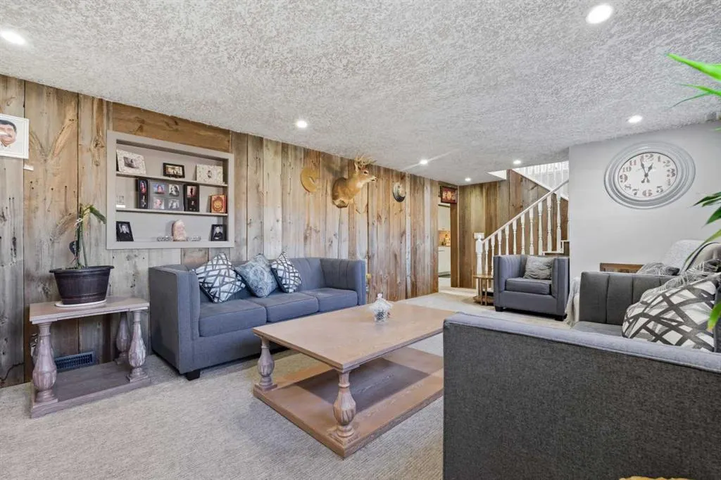 211 Pinetree Place NE