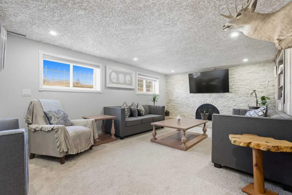 211 Pinetree Place NE