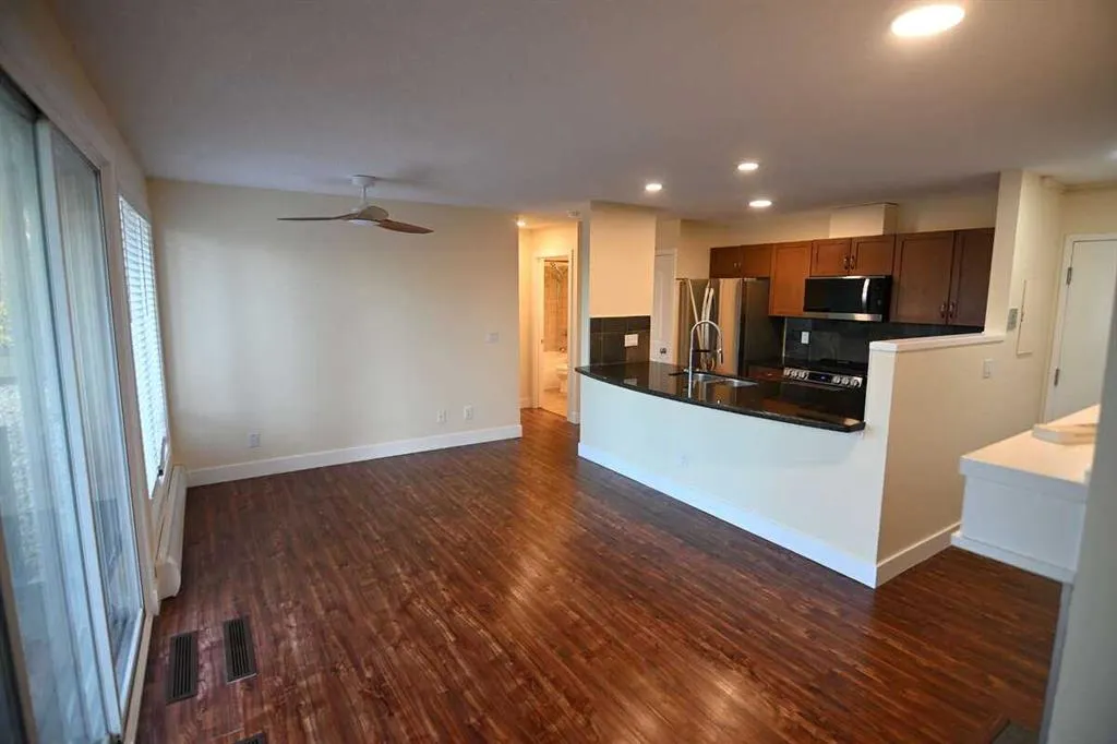 211 Village Terrace SW, #5