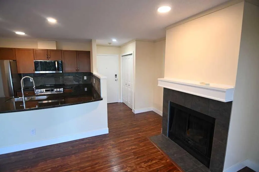 211 Village Terrace SW, #5