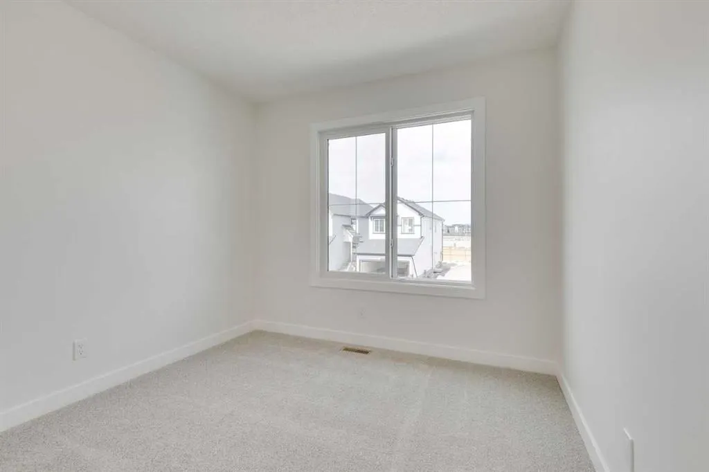 612 Buffaloberry Manor SE