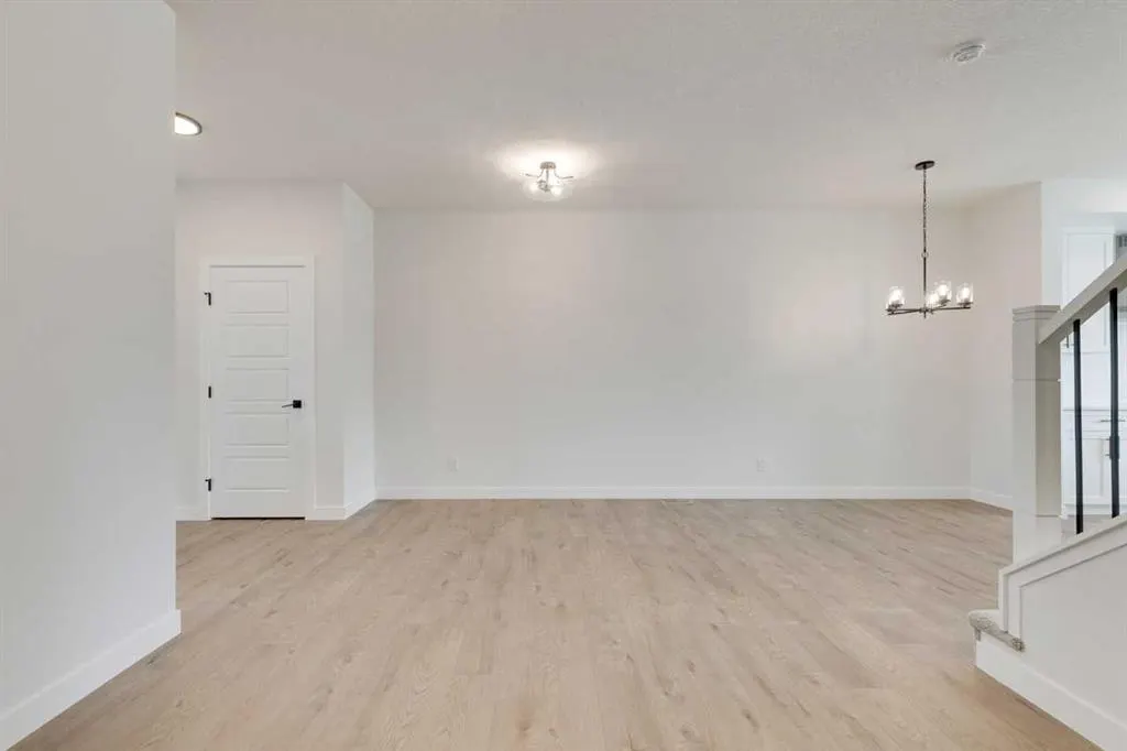 612 Buffaloberry Manor SE