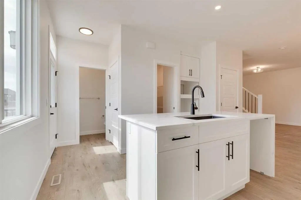 612 Buffaloberry Manor SE