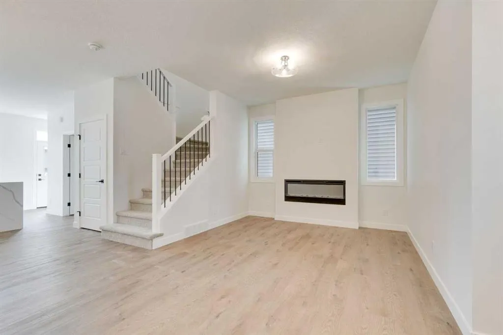 612 Buffaloberry Manor SE