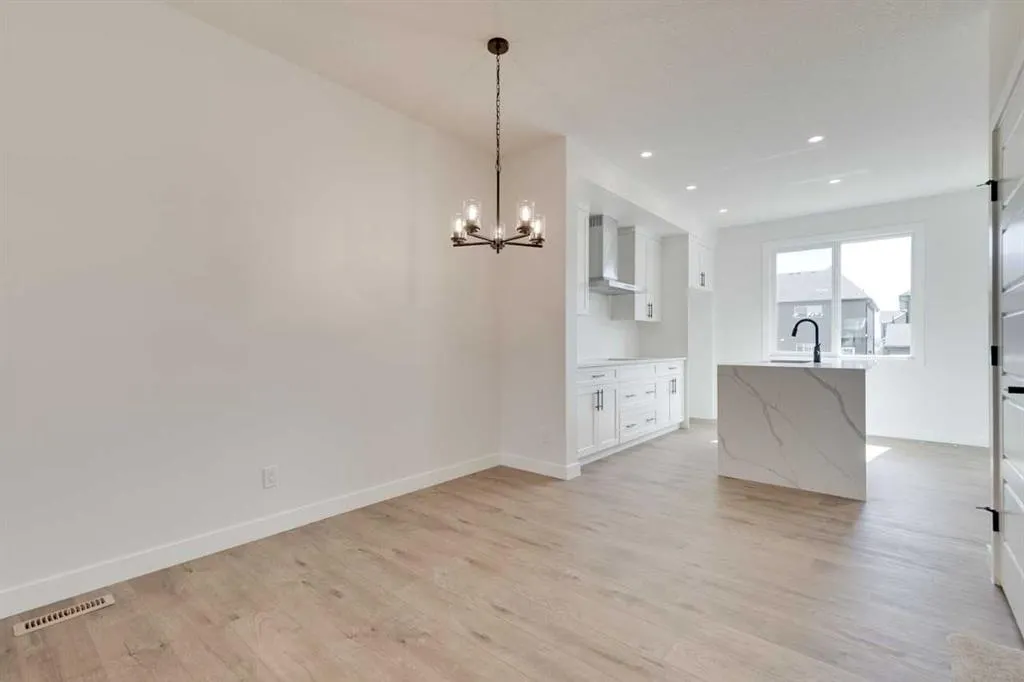 612 Buffaloberry Manor SE