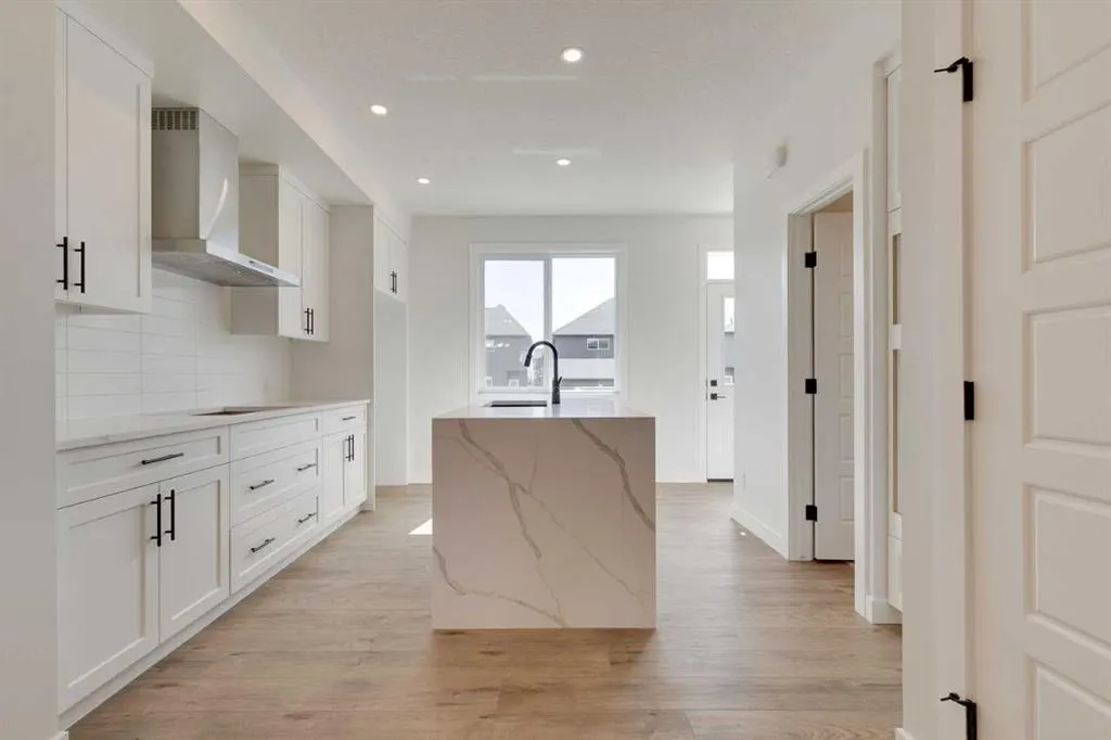 612 Buffaloberry Manor SE