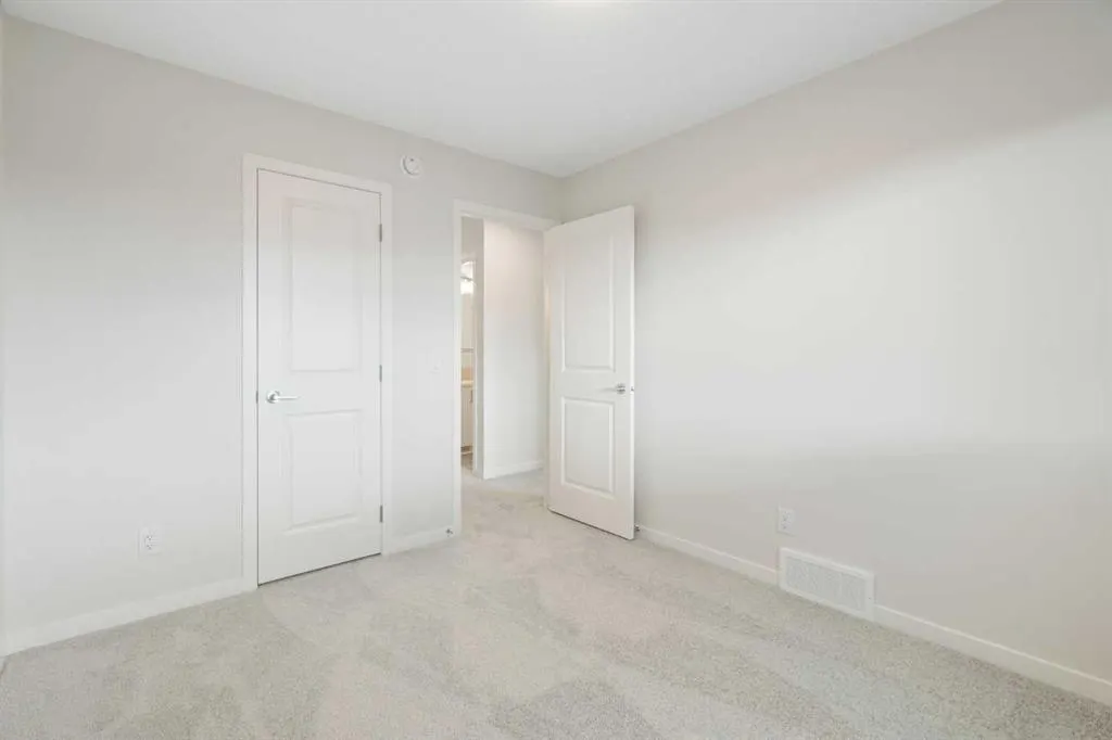 680 Buffaloberry Manor SE