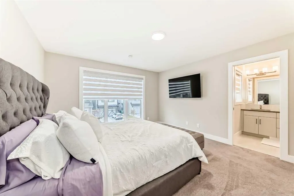 153 Masters Row SE