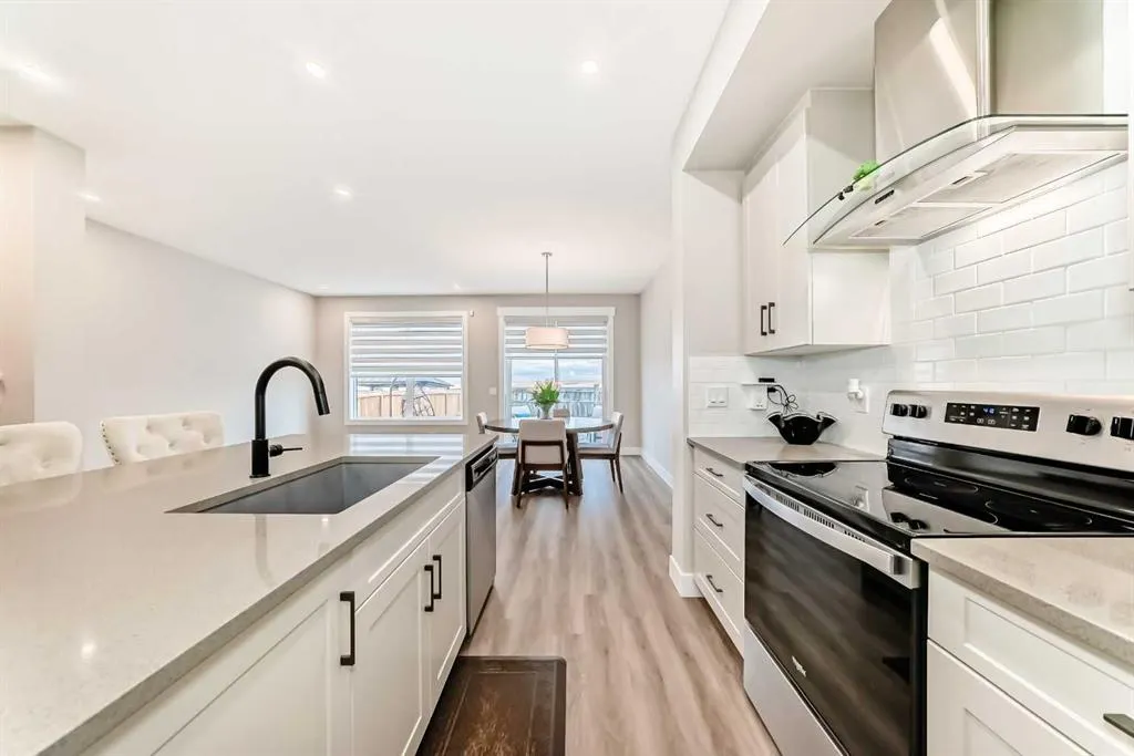 153 Masters Row SE