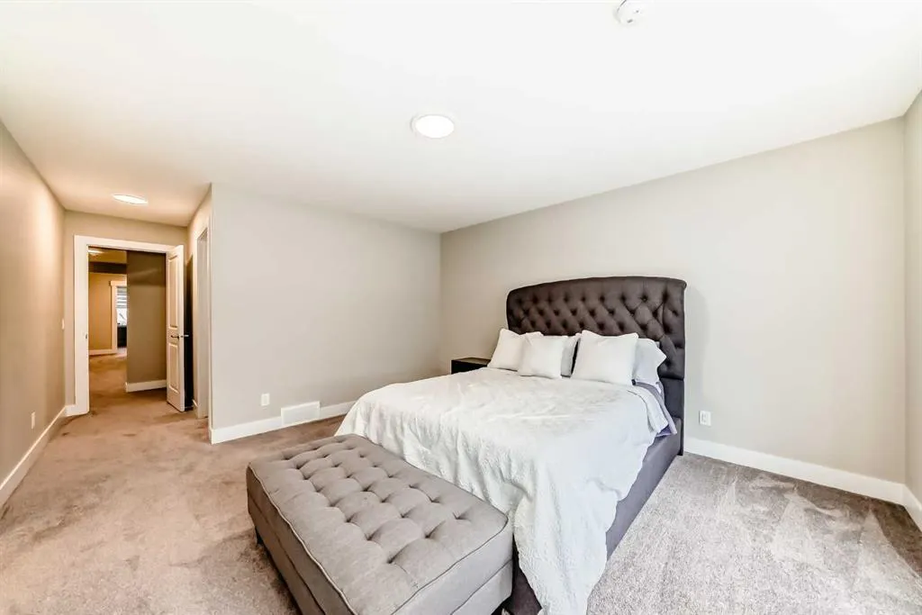 153 Masters Row SE