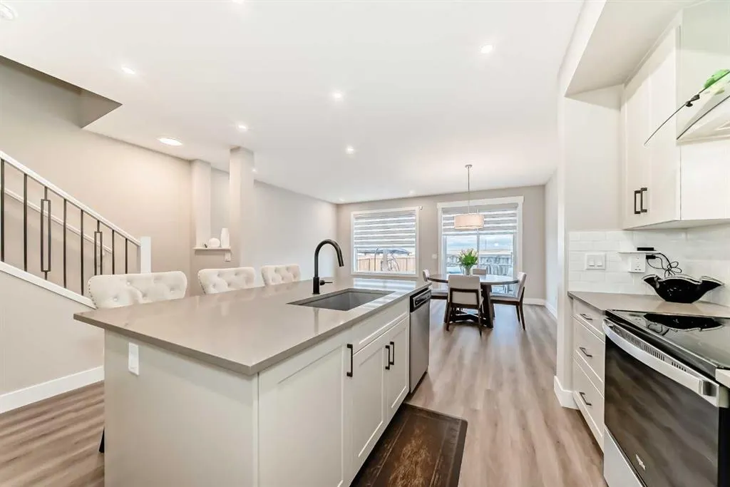 153 Masters Row SE