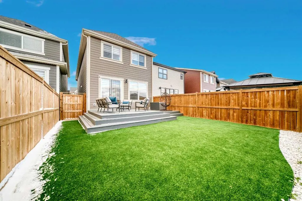 153 Masters Row SE