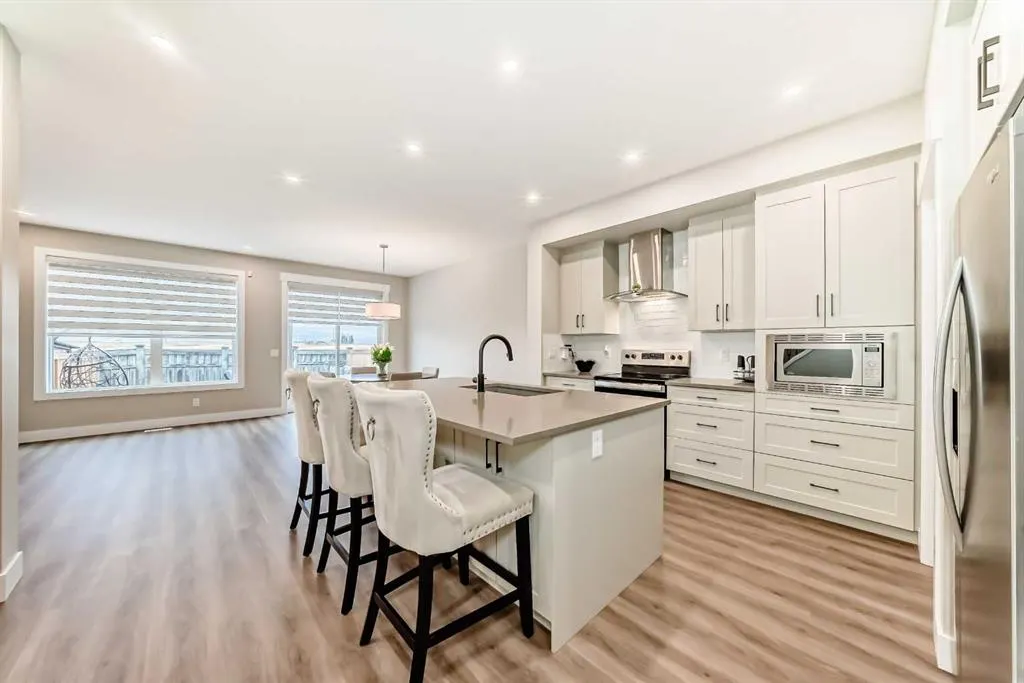 153 Masters Row SE