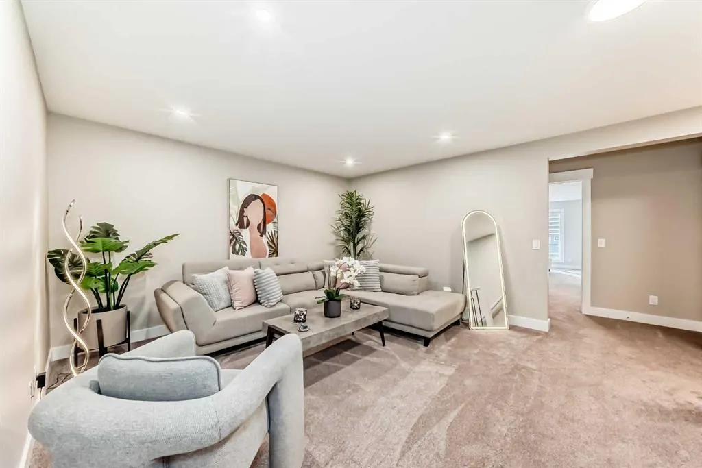 153 Masters Row SE