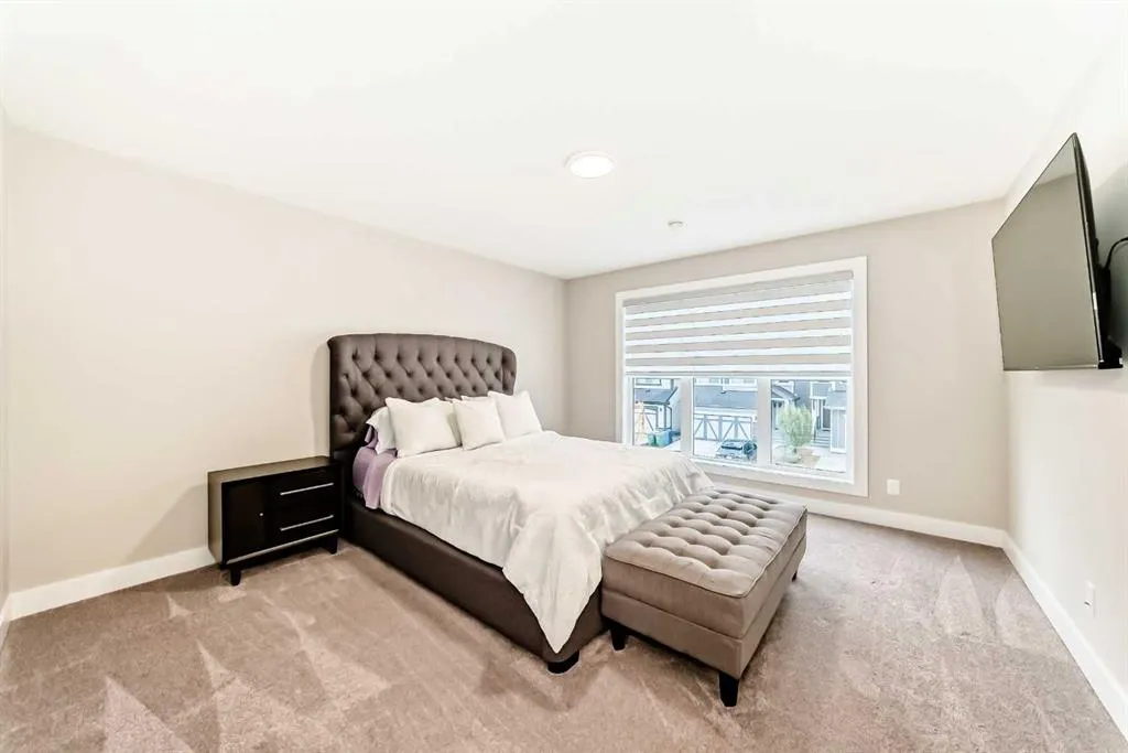 153 Masters Row SE